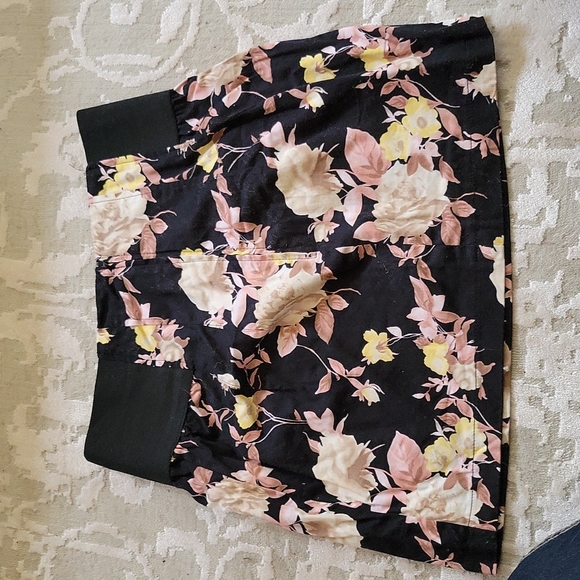 Floral miniskirt - Picture 2 of 3